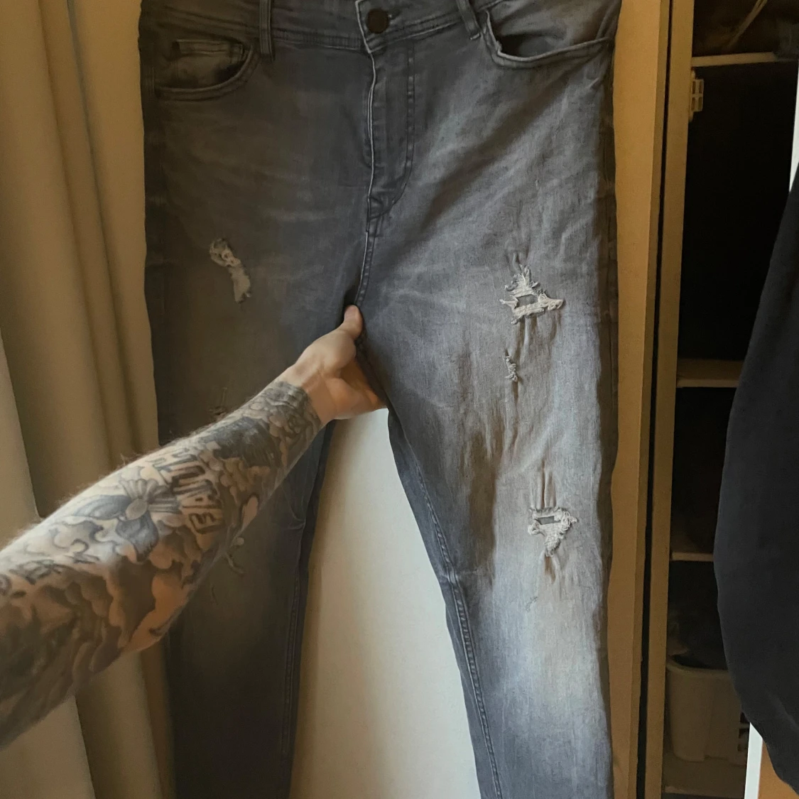 Grå jeans med slitningar påminner om Dsquared2 - 90