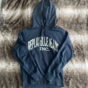 Replay hoodie  - Tja, säljer denna sjukt feta hoodien från replay. Fint skick förutom några fläckar som går bort i tvätten. Är lite liten på mig som är 181 cm och väger 78 kg. Hör gärna av er med frågor! 
