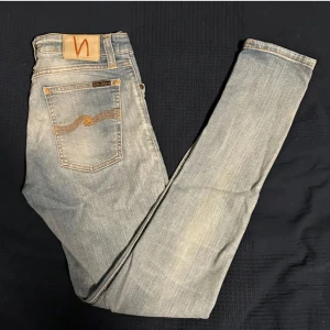 Ljusblå jeans från Nudie Jeans - Säljer ett par fetta nudie jeans dem är i ny skick aldrig använda. Det är storlek 29 32. Pris ej hugget i sten