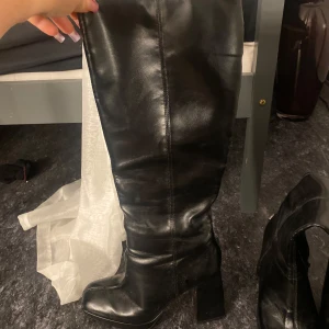 Svarta boots Bershka - Snygga svarta stövlar från Bershka köpta för 1 år sedan. De är använda max 3 gånger och äf därför som nya. Det är i storlek 40!