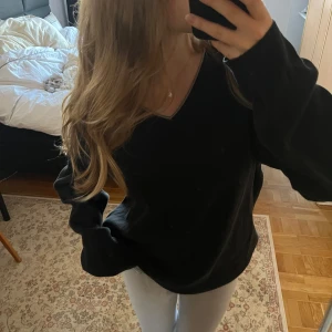 Svart tröja med v-ringning - Säljer en stilren svart tröja med v-ringning. Härlig passform och lite oversized 🌸 Kontakta vid frågor 💌