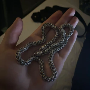 925 Silver länk - Säljer en riktigt unik och fet silver kedja!   925 silver är materialet, dock är stämpeln borta då den satt på original låset på halsbandet.   Går du till en silver/guld butik eller smed så kan dom intyga.   8mm i bredd och 55cm långt.   När jag säger unikt så menar jag verkligen unikt!! Finns inte att köpa nånstans vad jag kan hitta.