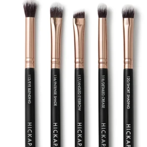 Set med sminkborstar från Hickap - Set med fem sminkborstar från Hickap, perfekt för ögonsminkning. Innehåller borstar för blending, intensiva skuggor, vinklad ögonbryn, detaljerad globlinje och kort skuggning. Borstarna har svarta handtag och roséguld detaljer. Säljer för att jag fick dubbletter i julklapp så det är helt nya med plast och allt! Ny pris 445