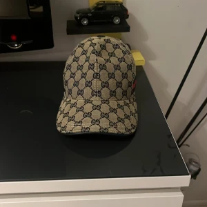 Gucci - Nu säljer jag min Gucci keps då jag inte använder den längre kom med pris förslag kan gå ner i pris 