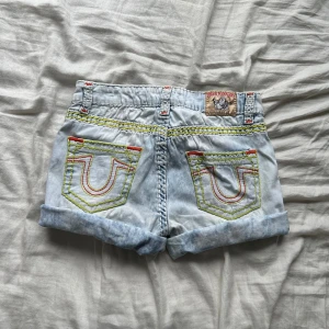 shorts true religion  - Köpta i usa på min resa sååååå fina älskar dom me växt ut nu tyvärr fett synd. Kom privat för mått och fler bilder