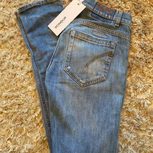 Dondup Jeans - Säljer nu dessa riktigt feta Dondup jeans med skön tvätt och slitningar i storlek 29 (passar även 30). De är i nyskick och det finns inga defekter. Endast jeans medföljer. Skriv vid fler frågor eller bilder!🙌🏼