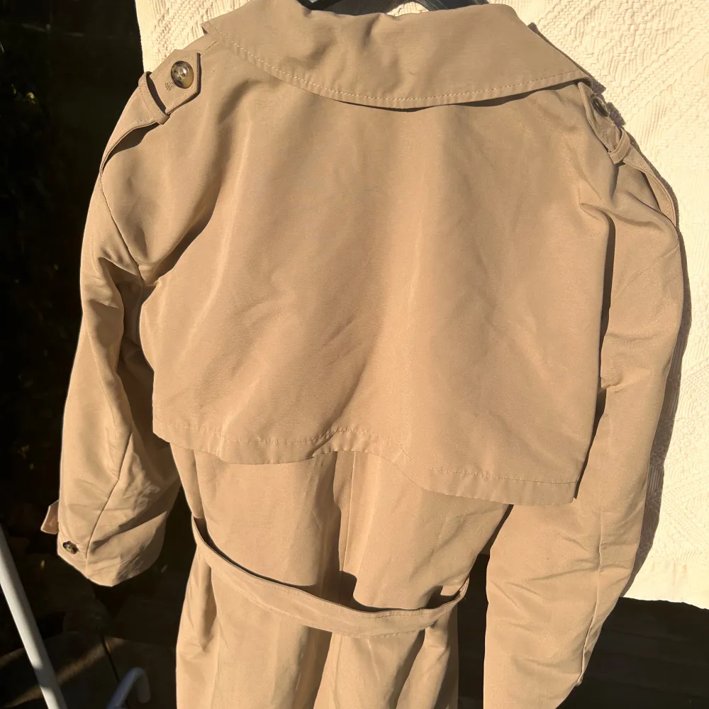 Helt ny beige trenchcoat från Vero Moda. Ganska stor i storleken . Jackor.