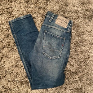 Replay Jeans - Tjena! Säljer ett par Replay Anbass i bra skick. Kom gärna med frågor elr förslag😁