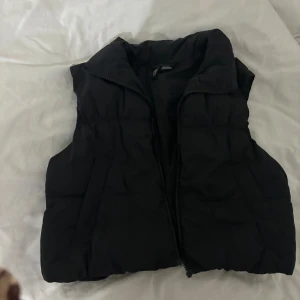 Svart väst från hm  - Använd ett fåtal gånger. Populär väst ifrån hm, storlek xs. Pris kan diskuteras🫶