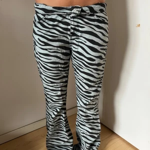 Coola jeans - Så så coola och unika jeans med zebra mönster! Dem sitter lite baggy på mig som har storlek 36 🥰🥰