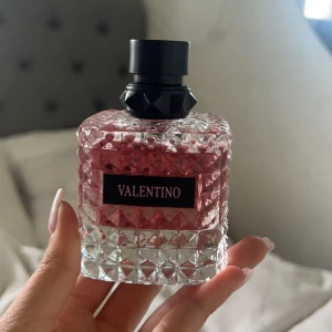 Valentino parfym - Valentino parfym köpt på Vinted. Misstänker att parfymen ej är originalet utan omgjord, därav det billiga priset! Använd gärna köp nu eller hör av dig vid frågor!
