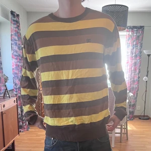 DC shoes tröja - snygg stickad tröja elr kofta riktigt snygg !!! ! 🥰🥰👍🏻 storlek XL men passar nog lite mindre än så skulle jag säga kom privat för frågor