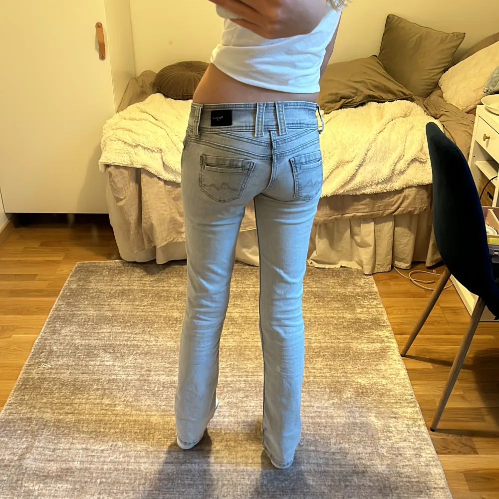 Säljer dessa jättefina slutsålda gråa lågmidjade jeans från Pepe Jeans i storlek 24x32 ❤️ Dem är knappt använda och i bra skick. Nypriset är 899kr.. Jeans & Byxor.