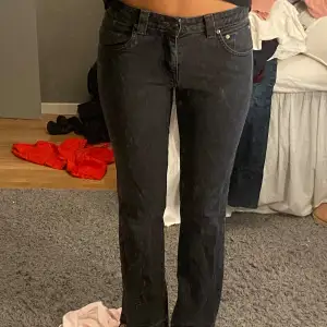 Låg/mid waist jeans som säljs då de är för korta. De är sprätta längst ner då de va för korta. Skulle säga att längden är 30/32! Hör av dig vid frågor💗