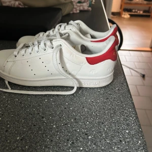 Stan Smith skor - Ett par super snygga stan Smith med rött där bak. Strl 38