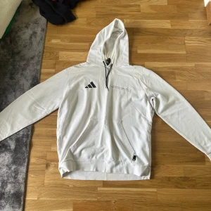 Oversized adidas hoodie - Oversized hoodie från adidas - ordinarie pris: 800kr - rätt så gammal men sitter ändå fint - några färgdefekter, skick: 6/10 Pris kan diskuteras!