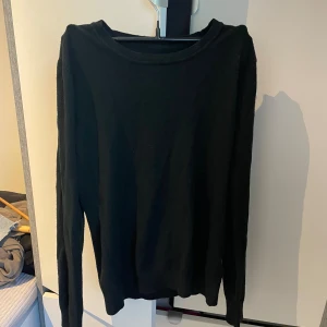 Svart tröja - Vanlig svart tröja, basic och passar till precis allt. Storlek M men modellen är lite tajtare.