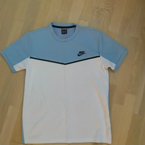 Nike tracksuit shorts o tröja - Nike tracksuit i storlek M, använd men i perfekt skick.