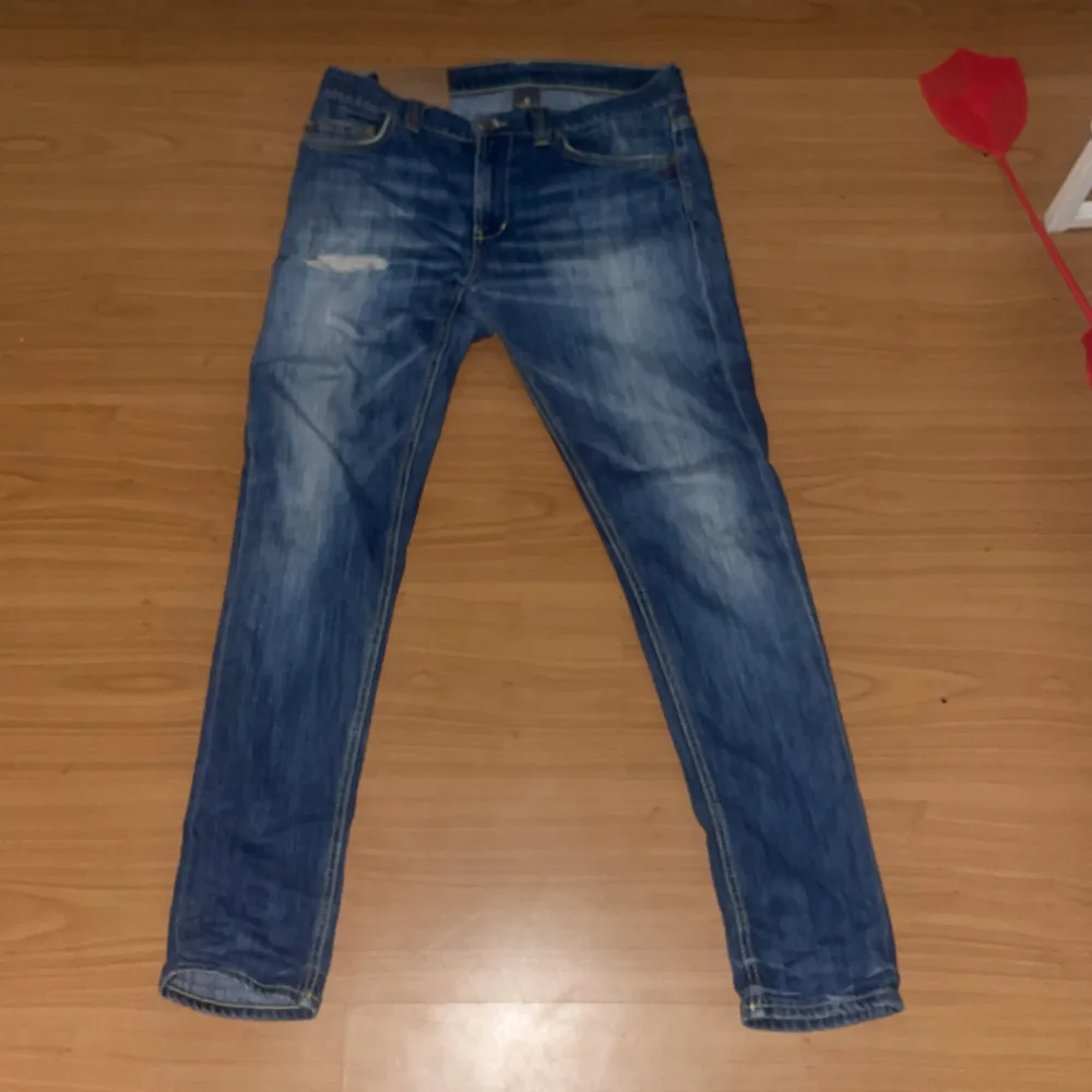 Jävligt feta dondup jeans äkta en slitning där fram Skick 9/10. Jeans & Byxor.