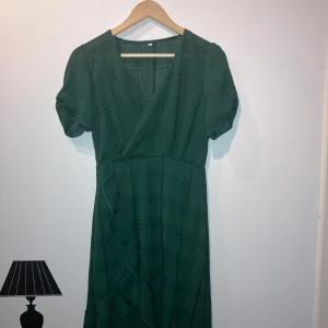 Klänning  - Fik grön klänning med volang längst ner💚