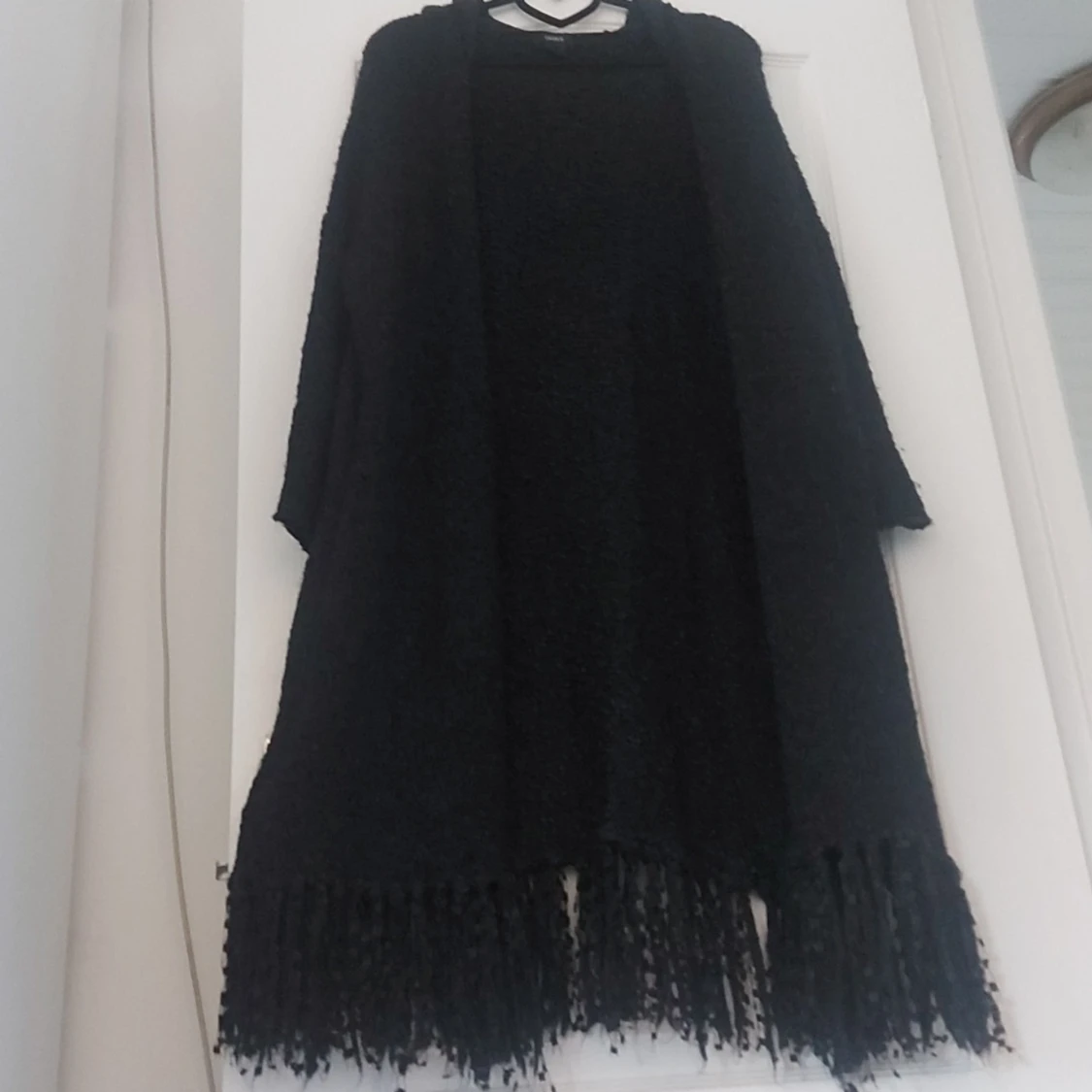 Svart lång kappa med fransar