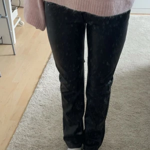 skinnbyxor  - säljer så fina skinnbyxor från bikbok! midjemått: 37 innerbenslängd: 81 😊 pris är diskuterbart 🥰