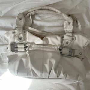 handväska - Säljer en av mina favorit väskor, har använt denna mkt, märket på väskan står tyvärr inte.