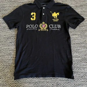 Chief keef polo  - Svart chief keef polo tröja. Priset är såklart förhandlingsbart. Tveka inte på att höra av dig om du har några frågor eller om du vill ha mer bilder. Fråga för måtten. Storlek M. Tröjan är i perfekt kvalitet, som ny. 