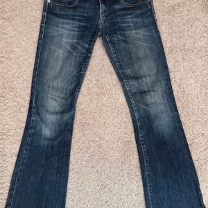 Mörkblå jeans från Big Star - Utsvängda jeans med låg midja från Big Star. Midja 26 och längd 30, köpta på Vinted men säljer vidare eftersom de inte passade mig. Hör av er vid frågor 🤍