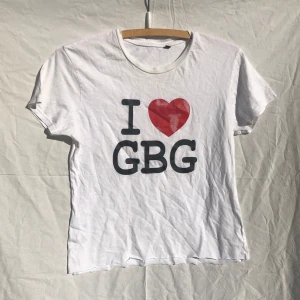 I ❤️-tröja - Söt babytee med i❤️Gbg tryck. Avklippt så att den går ned precis över byxorna