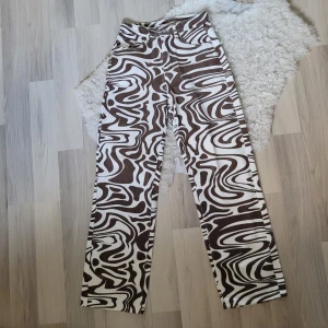 Jeans - Ett par vitbruna jeans med mönster från Shein. Rätt höga i midjan. Aldrig använda.