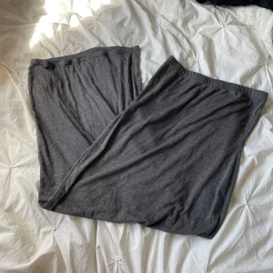 Långkjol - Mörkgrå långkjol från pretty little thing storlek XS/S