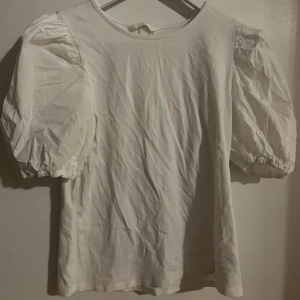 Topp med puffarmar  - Fin topp som har använts någon gång och i bra skick 