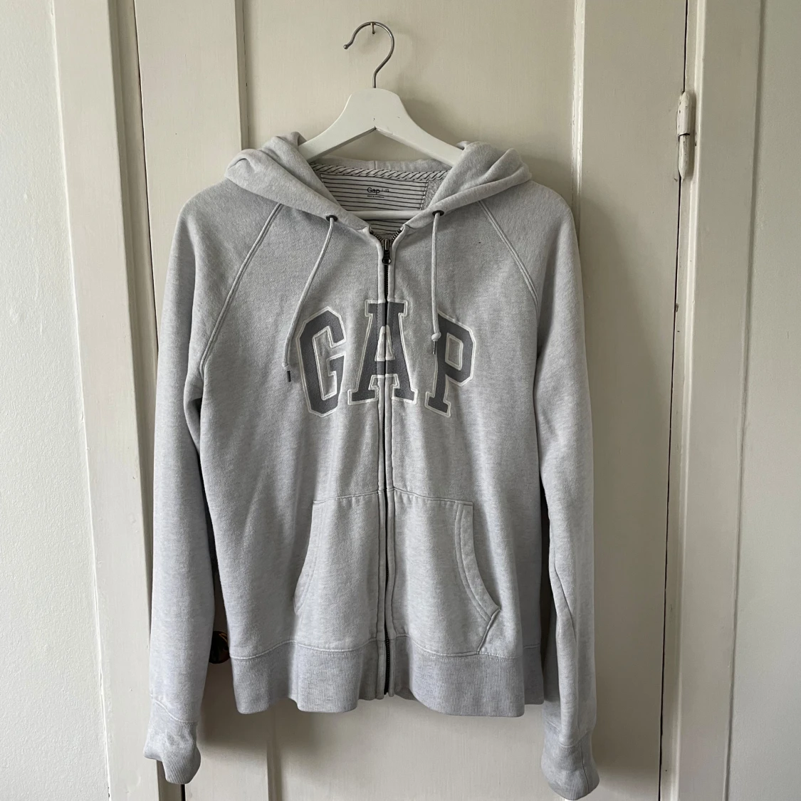 Grå hoodie från GAP