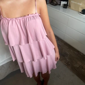 Volangklänning - Säljer denna Såå fina rosa Volangklänningen💕jättefin rosa färg och den är i bäldigt fint skick. Väldigt eftertraktad!!! Hör av dig vid frågor☺️
