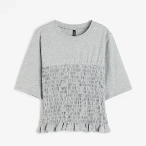 Hm smockad T-shirt  - Använd ungefär 3-4 ggr men inget tecken på användning! Säljer då jag behöver pengarna🙌 hör av er vid frågor eller om ni vill ha egna bilder❣️pris kan diskuteras!!