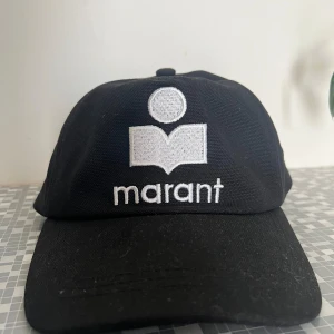 Keps Isabel Marant stl M  - svart keps med vit text från Isabel Marant. Stl M unisex  nypris 1900kr 
