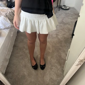 Vit glitterskjol med inbyggda shorts - Jättefin vit glitterkjol med inbyggda shorts!💗 Aldrig använd med prislapp kvar!💗 Säljer då jag inte fått användning av den!  Nypris 389💗