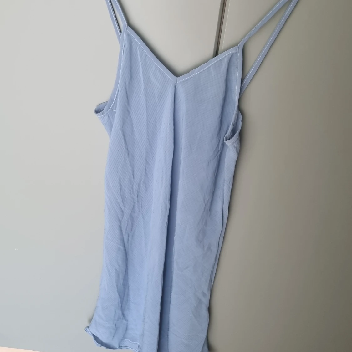 Oanvänd ljusblå meshklänning