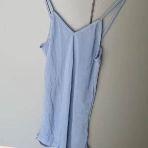 Oanvänd ljusblå meshklänning - Helt ny oanvänd ljusblå meshklänning. Måttband på bilderna finns för referens.  Ganska genomskinlig, se bild 4. För mer info, kontakta✨️