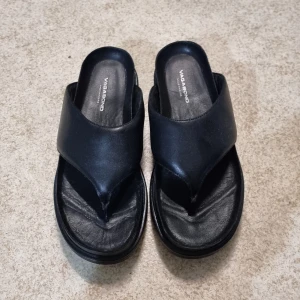 Vagabond Erin sandal - Säljer nu vidare dessa fantastiska flip flops/ Sandaler från Vagabond. Det är modellen Erin i äkta läder så dom formar sig perfekt efter foten. Jag köpte dom via marketplace men har inte använt de alls. De är endast provade av den tidigare ägaren. 