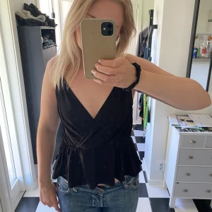 Söt topp - Söt svart topp med drapering, köpt second hand kommer inte till användning!