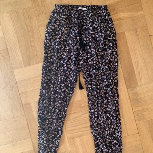 Tunna byxor - Jättesköna tunna byxor som passar perfekt på sommaren!💓känns som linnebyxor när man har på dig dom