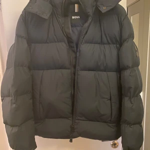 Hugo boss vinterjacka  - Säljer en Hugo boss vinterjacka i helt ny skick, den är bara använd några gånger och är som ny, inga fel på den alls.