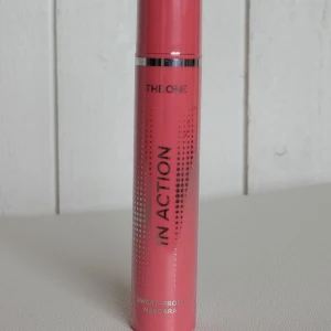 Svart mascara från The One avtive - Säljer en svart mascara från The One. Perfekt för att hålla fransarna snygga hela dagen, även under svettiga förhållanden. Mascaran kommer i en snygg rosa tub med silverdetaljer och text.