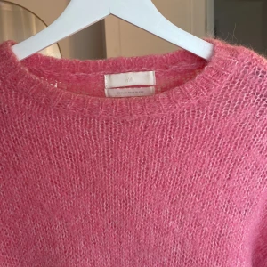 Stickad tröja  - Färgen är som i första bilden!!! Så fin stickad tröja i alpacka blandning som inte kommer till användning, perfekt nu till hösten!❤️