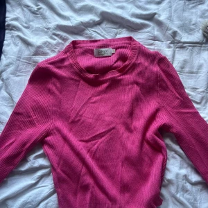rosa tröja - rosa croped tröja ifrån nelly, jättefin använd 2 gånger! använd gärna köp nu knappen 💗