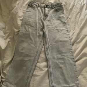 Grå jeansbyxor från Lindex - Säljer ett par grå jeansbyxor från Lindex i storlek EUR 146 / UK 10-11Y. Byxorna är i bra skick och har en klassisk femficksdesign med knapp och dragkedja i gylfen. Perfekta för vardagsbruk och kan matchas med nästan vad som helst. Passar både till skolan och fritiden.
