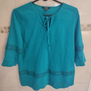 Tröja/blus med mönster - Turkos tröja/blus med fint mönster, på sista bilden ser man exakt vilken färg de är. Material: 100% bomull 