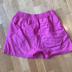 Rosa shorts - Råsa högmidjade shorts med lagning på baksidan som syns på tredje bilden